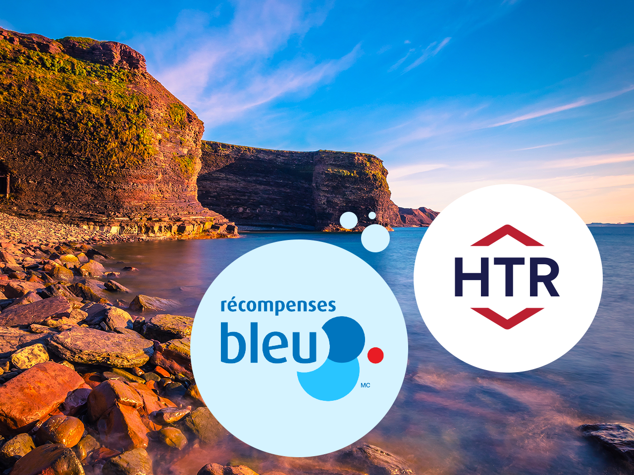 Vue panoramique avec des montagnes en arrière-plan et des rochers le long du rivage. Bulle Blue Rewards au premier plan et bulle Hometown Rewards sur la droite.