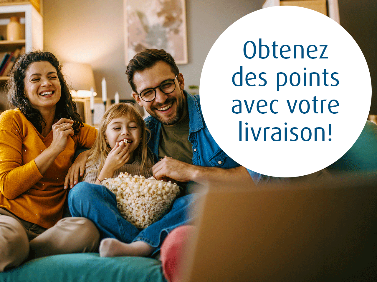 Trois personnes sont assises sur un canapé en train de manger du popcorn dans un salon tout en regardant un ordinateur portable au premier plan ; un texte superposé indique « Gagnez des points avec votre livraison ! »