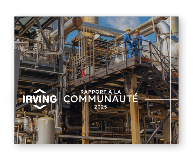 Couverture du Rapport à la communauté 2025 présentant une installation industrielle et deux travailleurs sur une plateforme surélevée